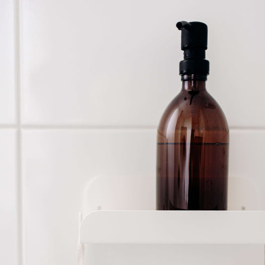 Optimiser une petite salle de bain avec des étagères murales ?