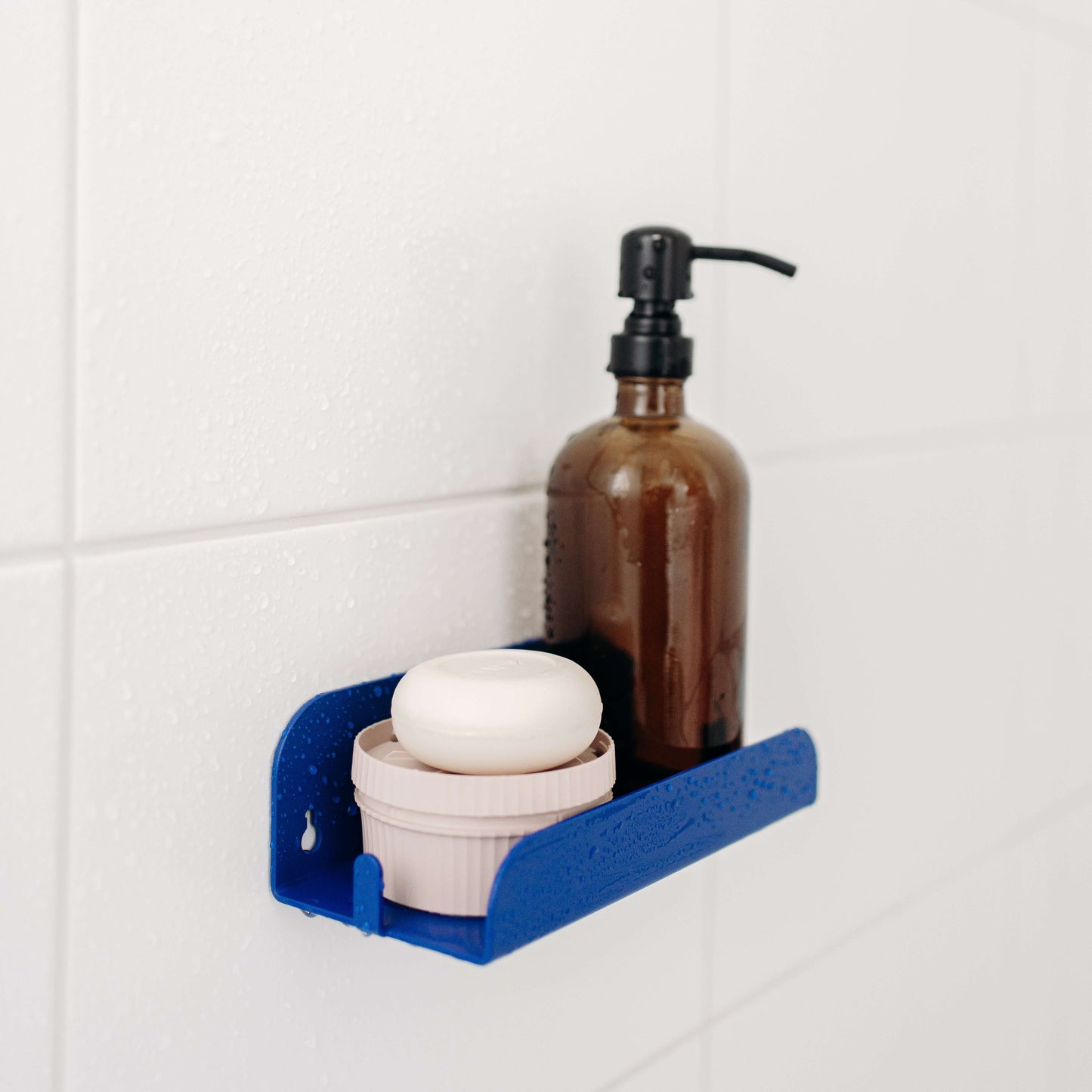 etagere en bleu klein pour douche et baignoire