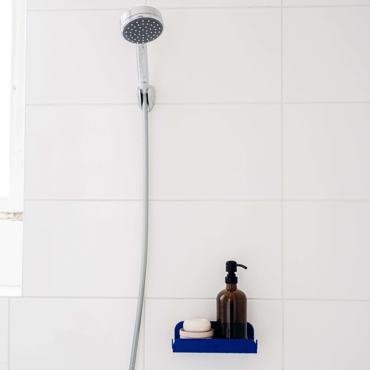 etagere dans la douche bleu klein