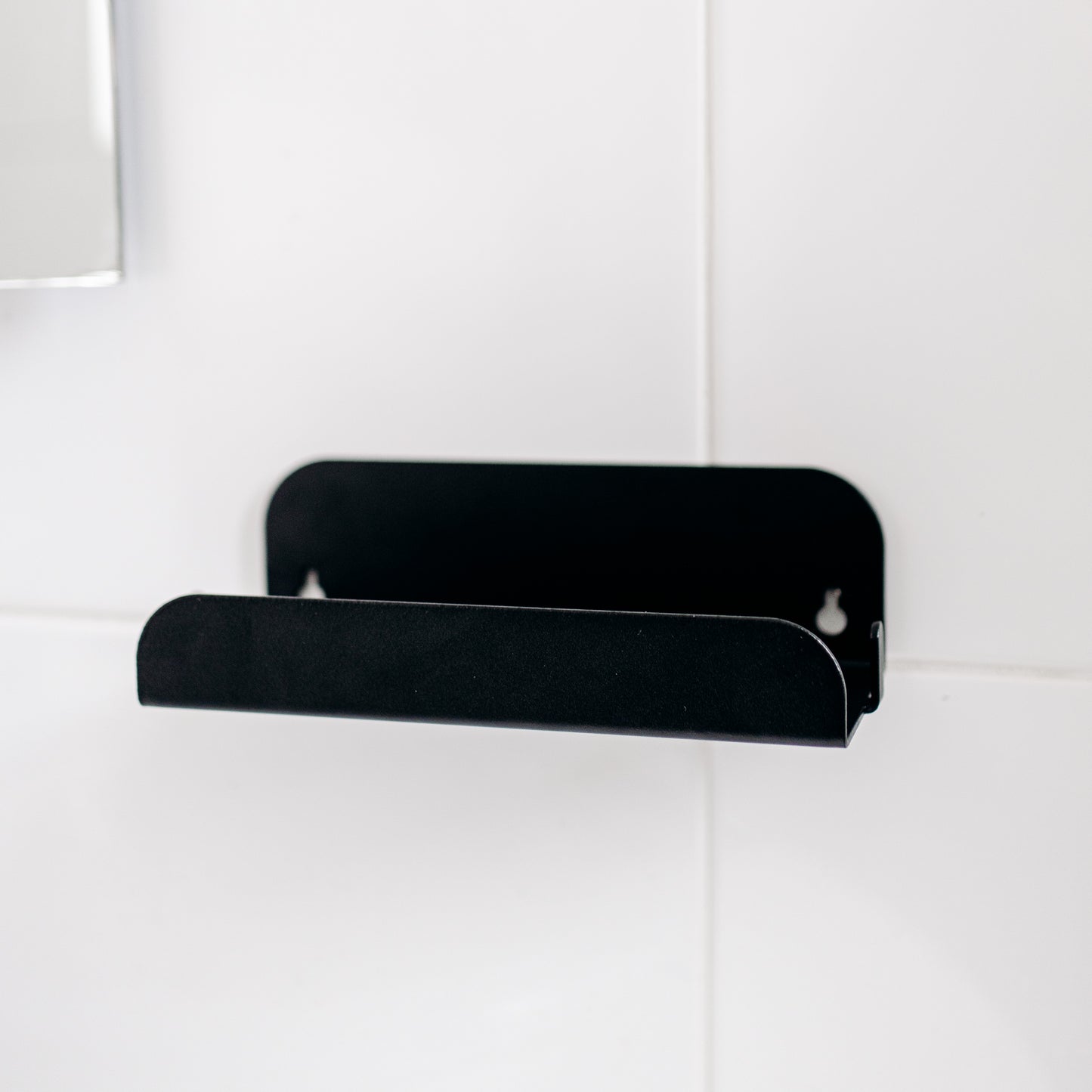Tablette de rangement pour produits de soins à installer dans la douche