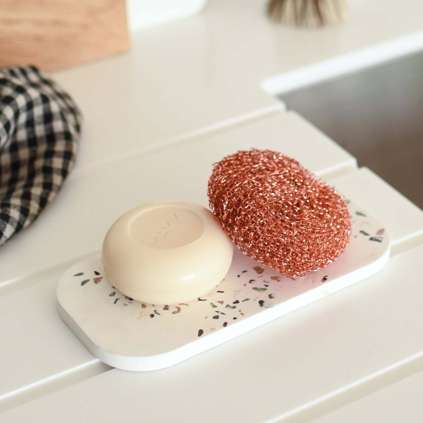 pose savon en terrazzo pour cuisine mamik