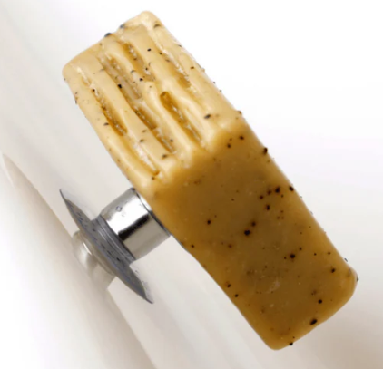 porte savon aimanté avec un savon solide 