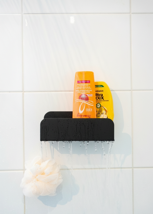 étagère de douche avec des flacons disposés dessus
