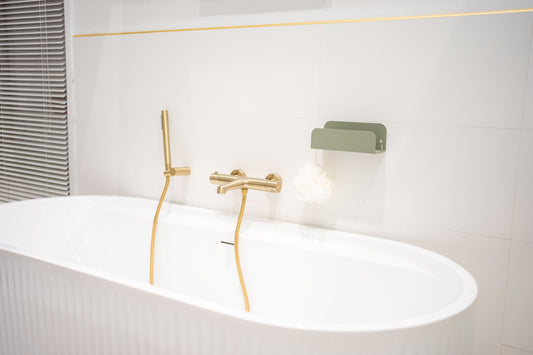 étagère de douche vert tilleul proche d'une baignoire