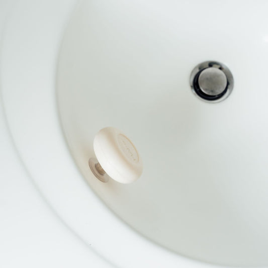 porte-savon aimanté dans un lavabo