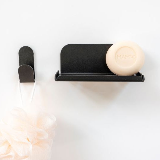 porte-savon et patère installés avec des adhésifs
