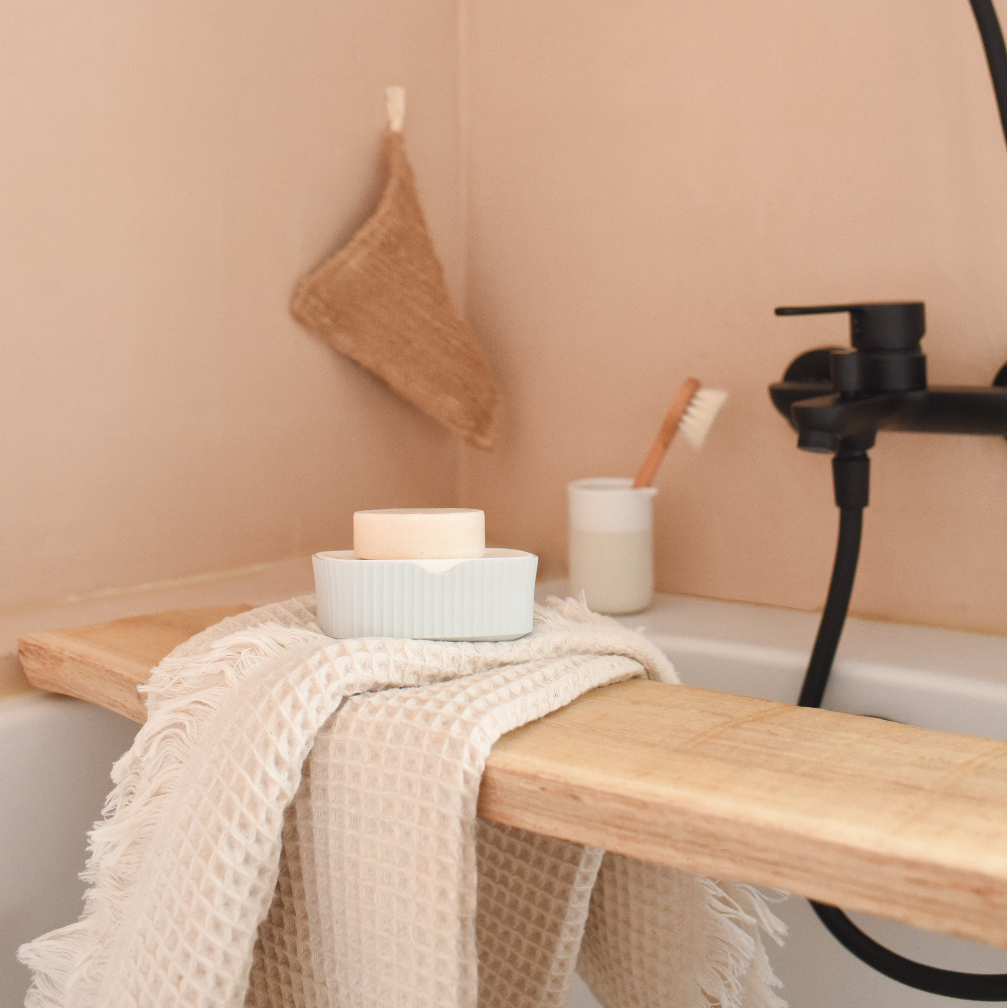 boîte à savon utilisée en porte savon poser sur une tablette de baignoire 