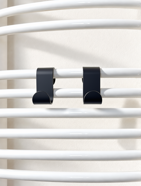 crochet noir à installer sur un radiateur porte serviette