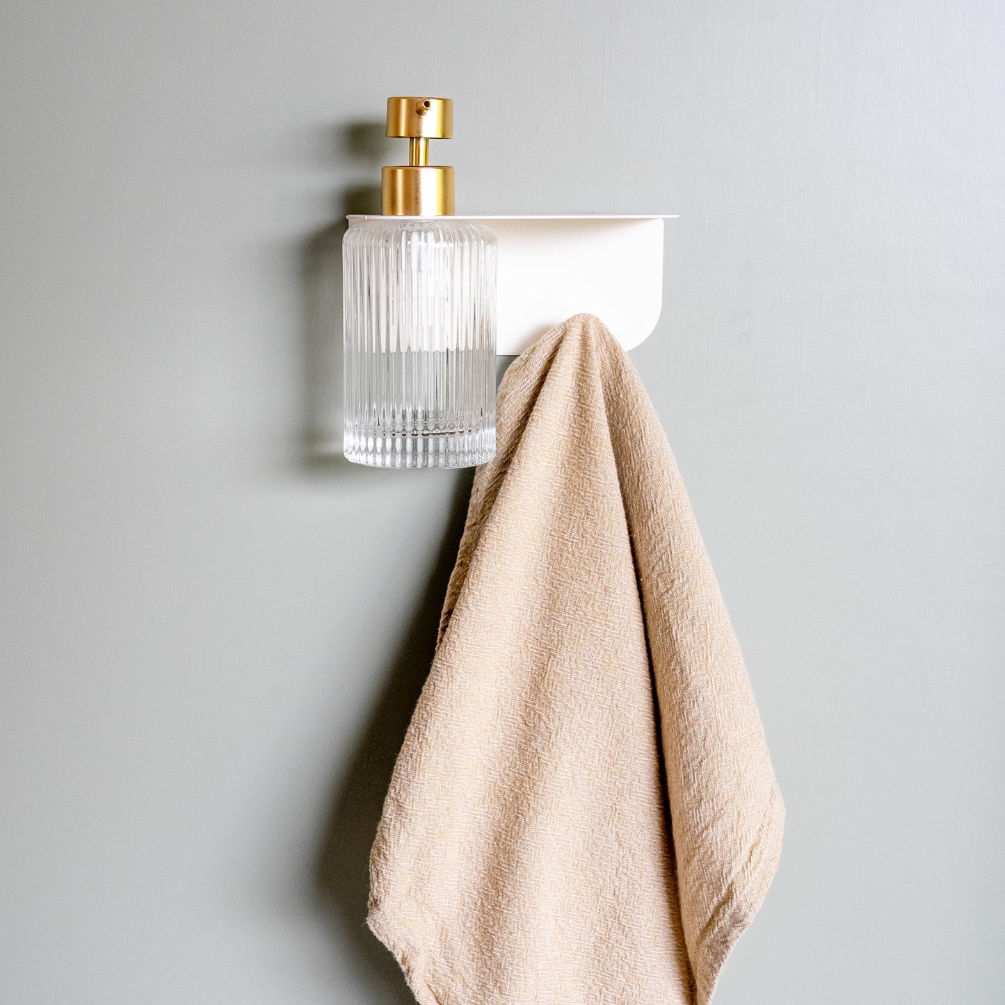 support porte flacon avec patère avec une serviette de suspendue 