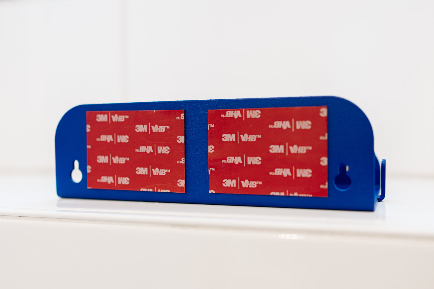 étagère petite bordure bleu majorelle avec les adhésifs 