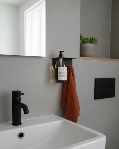 étagère modulable porte flacon et patère dans la salle de bain