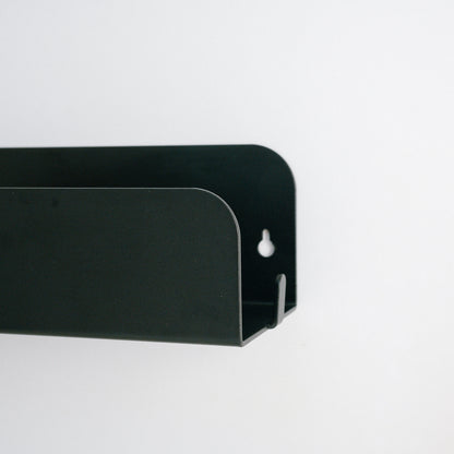 grade étagère de douche noire avec des crochets 