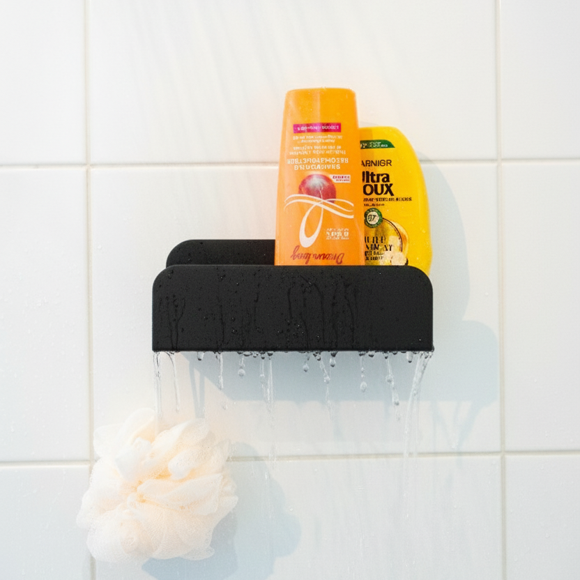 grande étagère de douche avec produits d'hygiène dans la douche