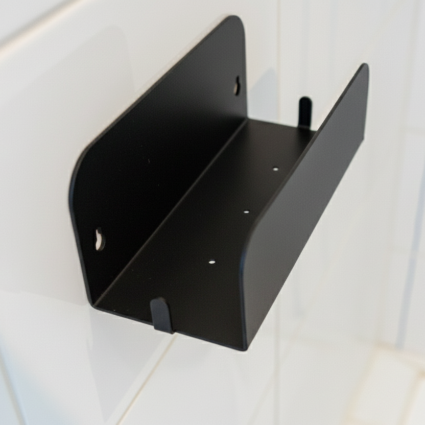 grande étagère de douche noir avec des trous d'évacuations d'eau 