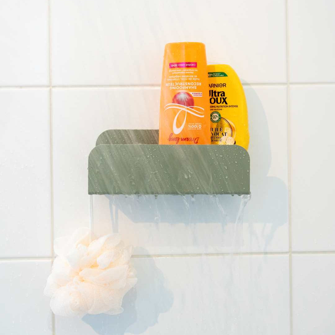 grande étagère de douche vert de gris pour cacher les produits dans la douche
