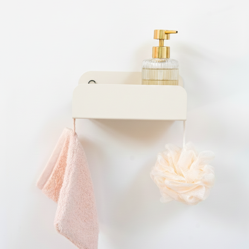 grande étagère de douche crème avec d'accrocher un gant de toilette et une mousse de douche