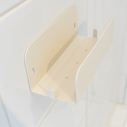 grande étagère de douche crème avec des trous d'évacuations 