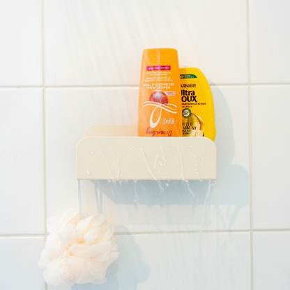 grande étagère de douche crème dans une douche qui cache les produits d'hygiènes