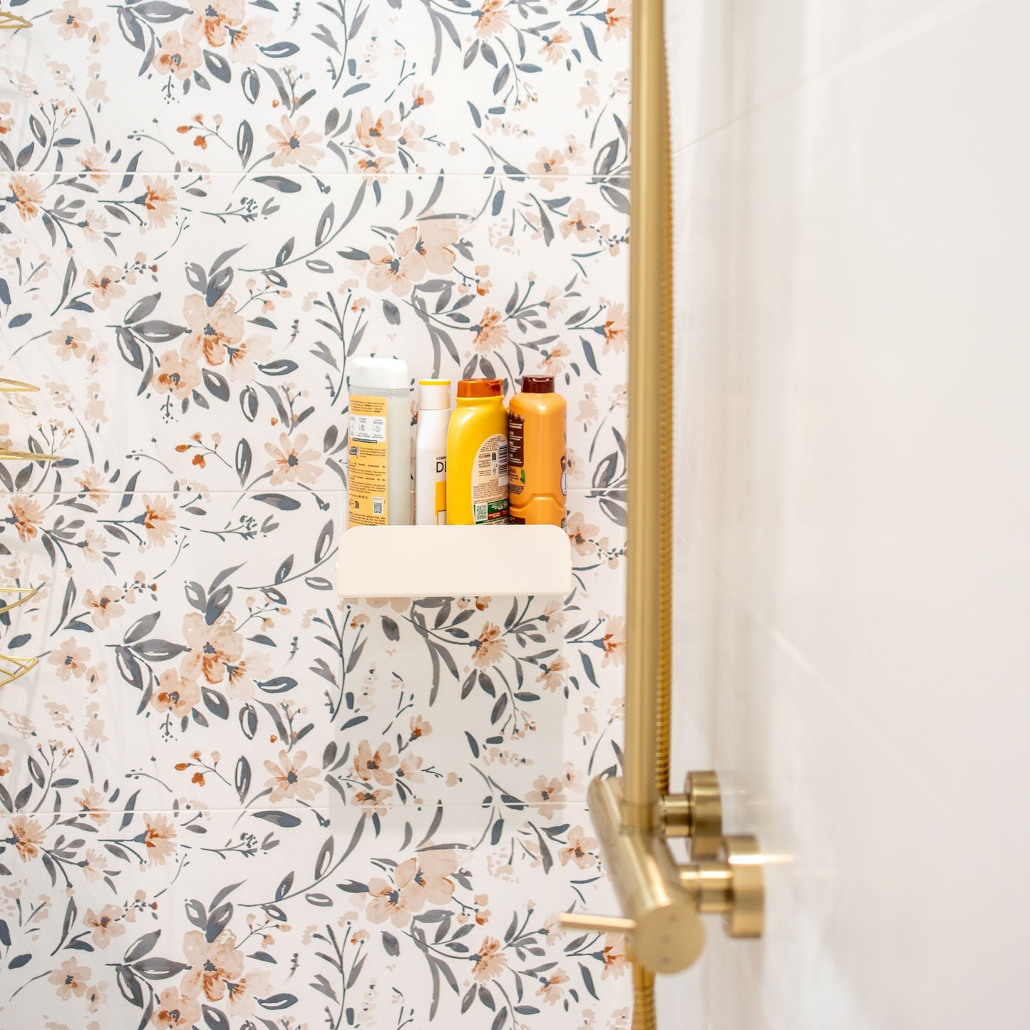 grande étagère de douche crème qui cache les produits dans une douche 