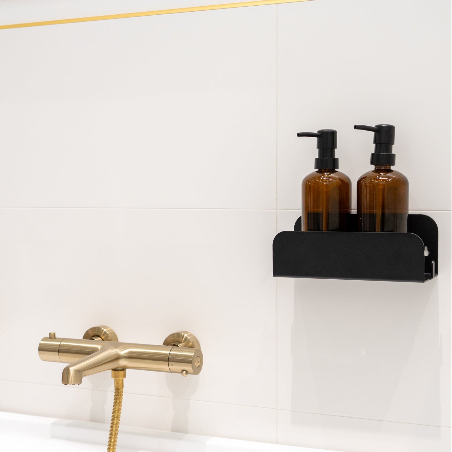 grande étagère de douche  à côté d'une baignoire