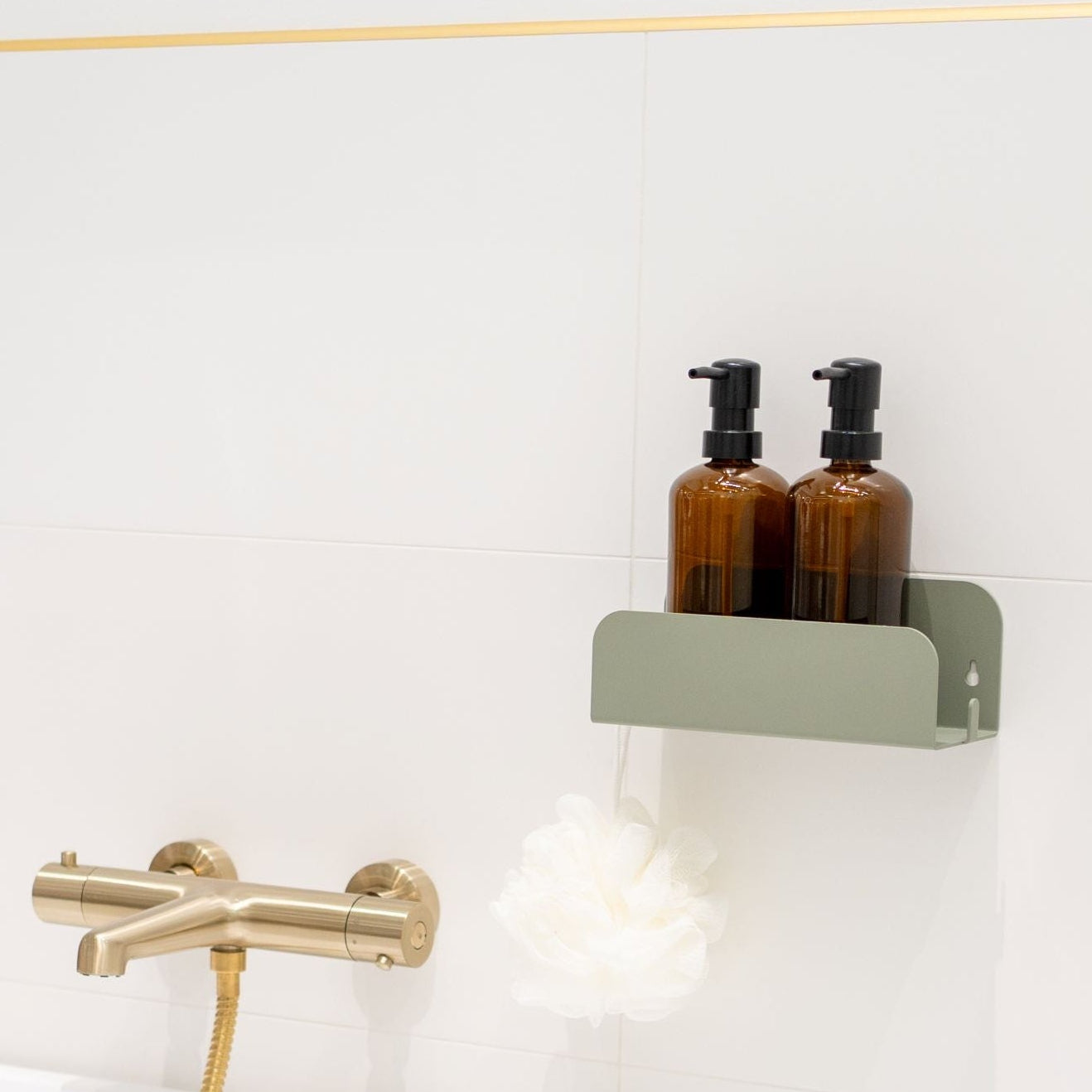 grande étagère de douche vert à côté d'une baignoire