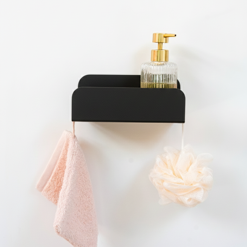 grande étagère de douche avec gant de toilette et mousse de douche