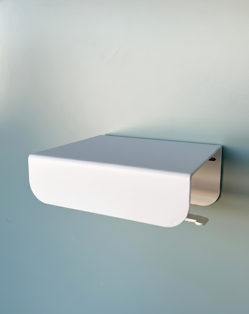 porte papier toilette crème en aluminium avec une tablette intégrée et un crochet pour maintenir le papier toilette