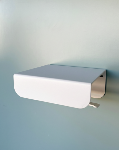 porte papier toilette crème en aluminium avec une tablette intégrée et un crochet pour maintenir le papier toilette