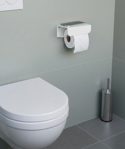 porte papier toilette crème fixé près des toilettes 