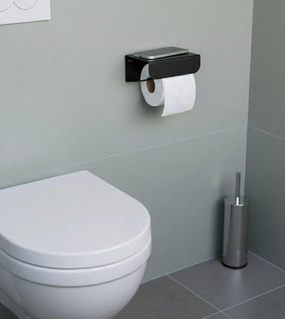 porte papier toilette noir fixé près des toilettes 