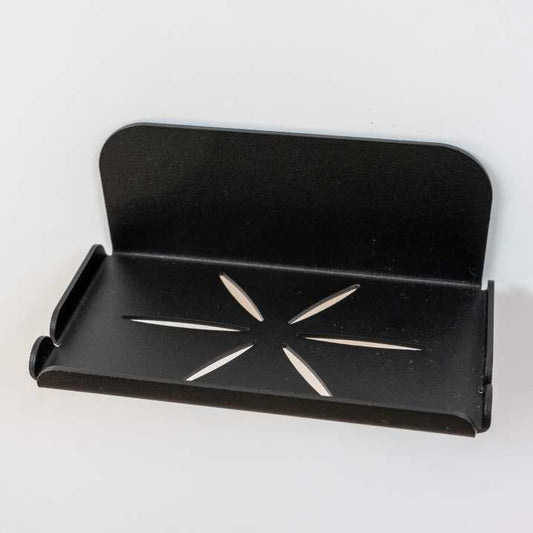 porte savon noir avec des fentes pour évacuer l'eau et bordures pour maintenir le savon en place 