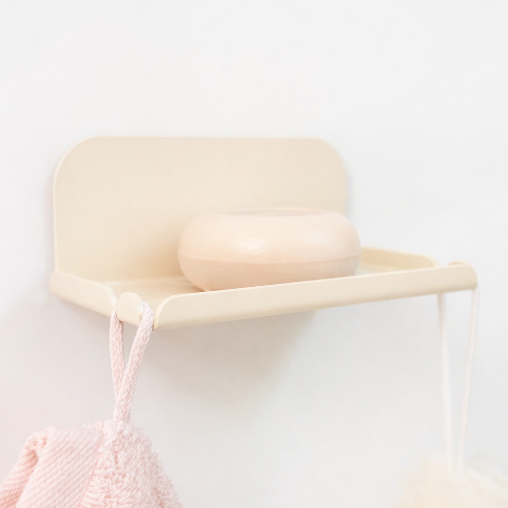 porte savon mural crème et crochets pour suspendre vos accessoires de salle de bain 