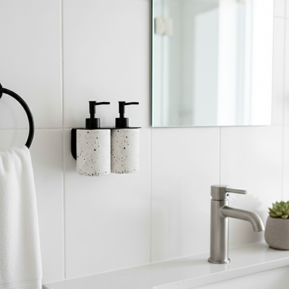 support double porte flacon installé dans une salle de bain 