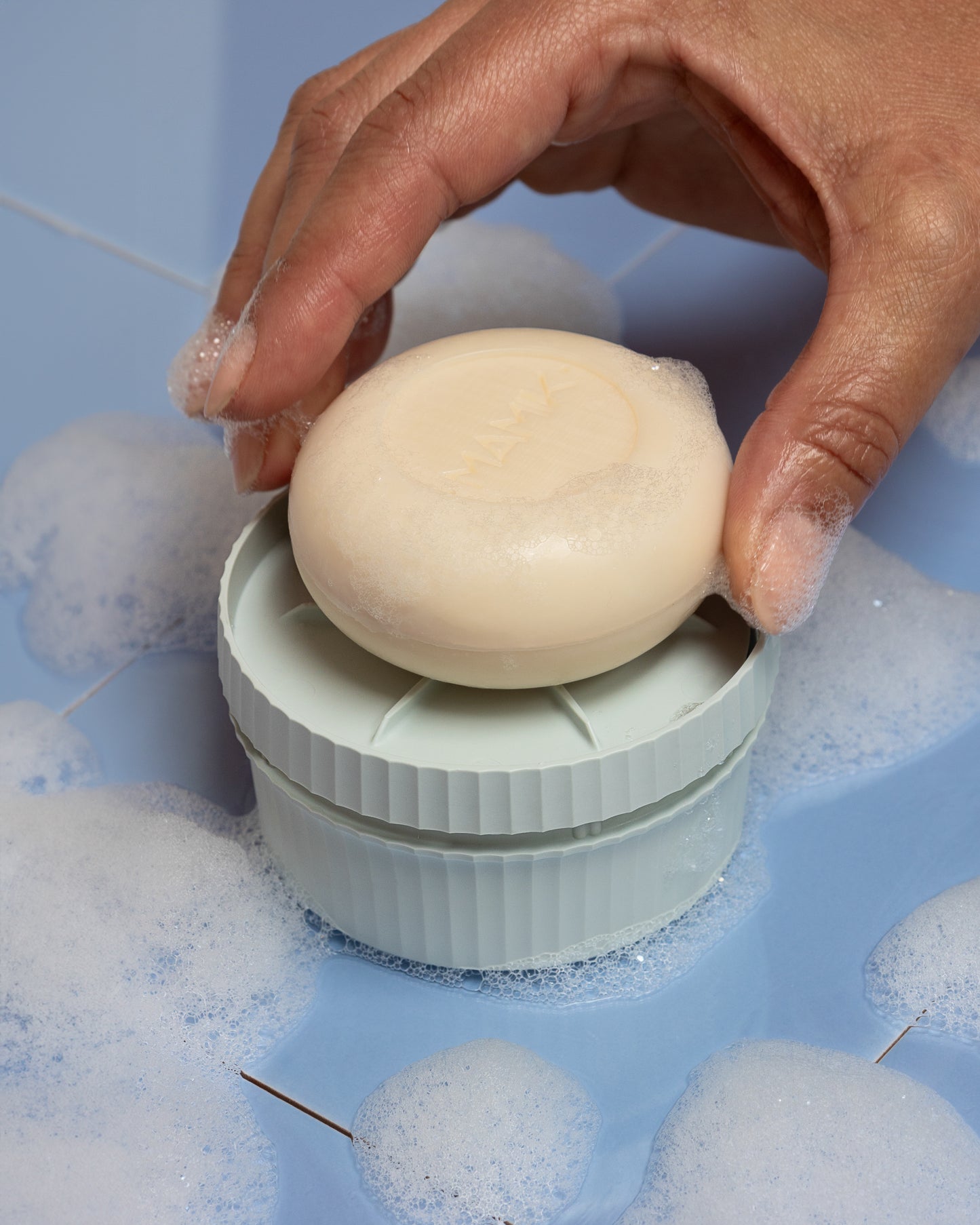 boite à savon en cours d'utilisation avec le savon solide mamik 
