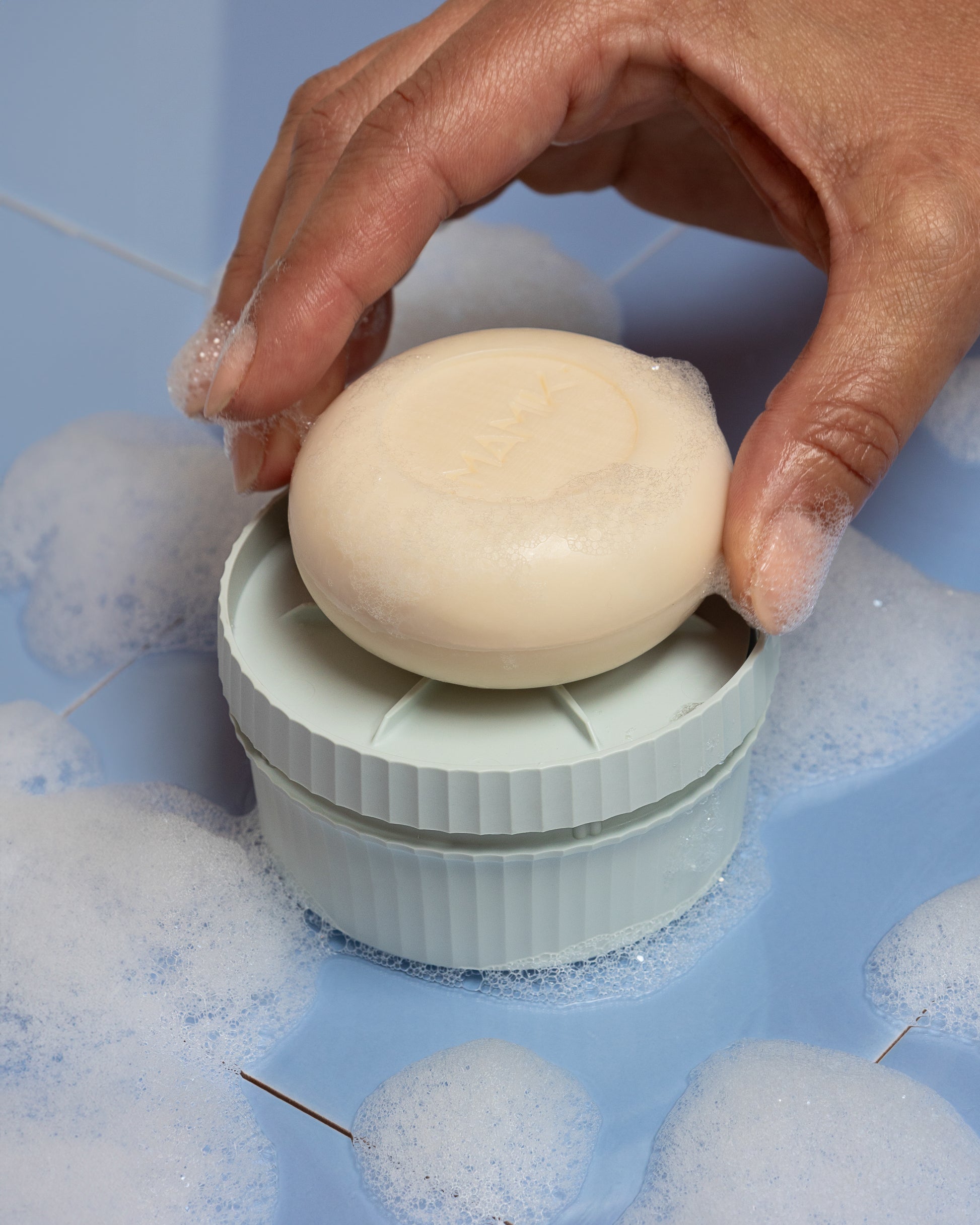 boite à savon en cours d'utilisation avec le savon solide mamik 